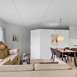 Apartment Bad, Lejl 9